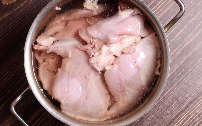 ВЫмачивание тушки зайца в воде Заяц в воде