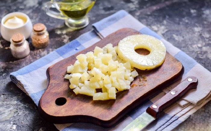 Нарезание ананаса кубиками для салата Ананас для салата с грибами