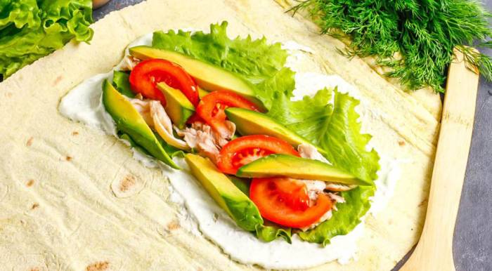 Выкладывание авокадо и томатов на лаваш Авокадо и томат на лаваше