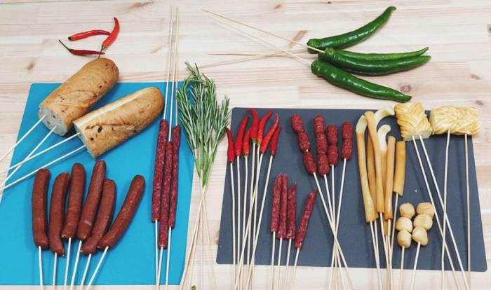 Нанизывание багета, колбасок и сыра на шпажки Багет, колбаски и сыр на шпажках