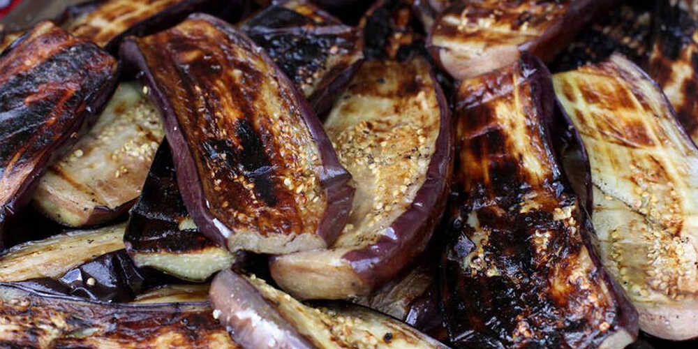 Готовые баклажаны на гриле Баклажаны приготовленные на гриле