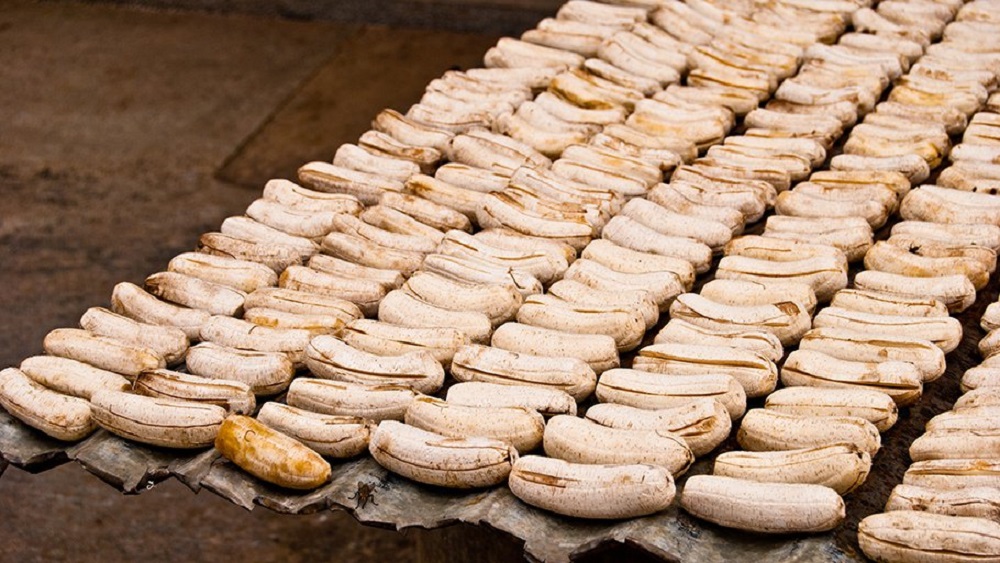 Очищенные бананы сушатся естественным путем Бананы сушатся на солнце целиком