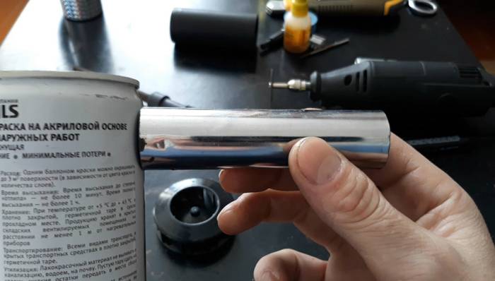 Примерка трубы к жестяной банке Банка и труба