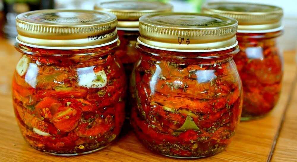Сушеные помидоры замаринованы со специями Банки с замаринованными сушеными томатами