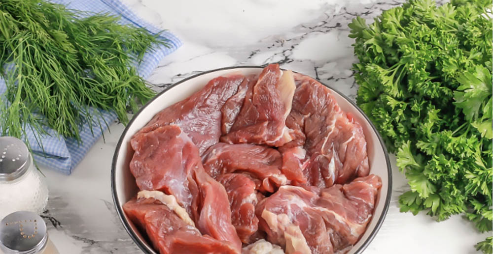 Нарезанная крупными кусками баранина Баранина для дагестанской колбасы