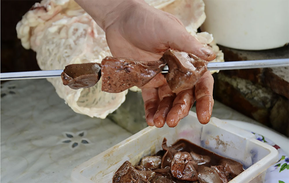 Нанизывание кусков бараньей печени на шампур Баранья печень и шампур