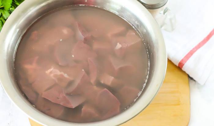 Вымачивание бараньей печени в холодной воде Баранья печень в воде для ливерной колбасы Сохта