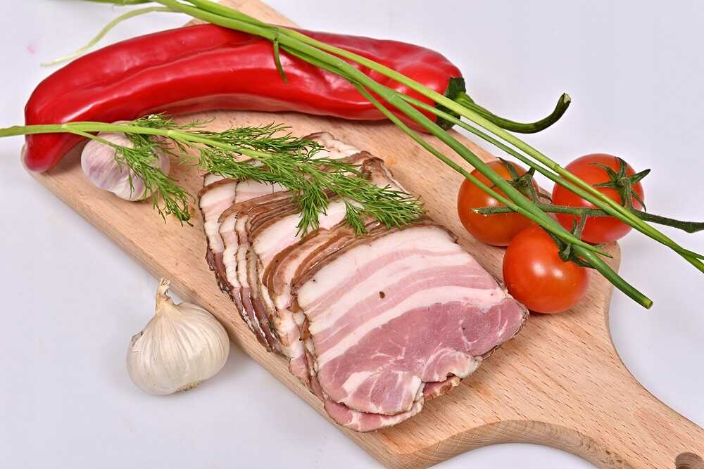 Нарезка копченого бекона Копченый бекон