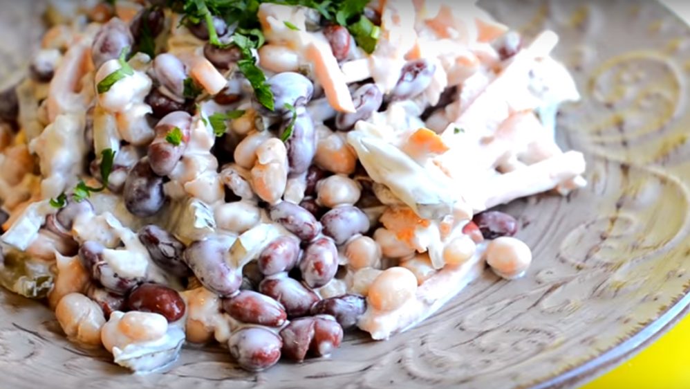 Бело-красный коктейль из двух видов фасоли и копчёной курицы Бело-красный коктейль