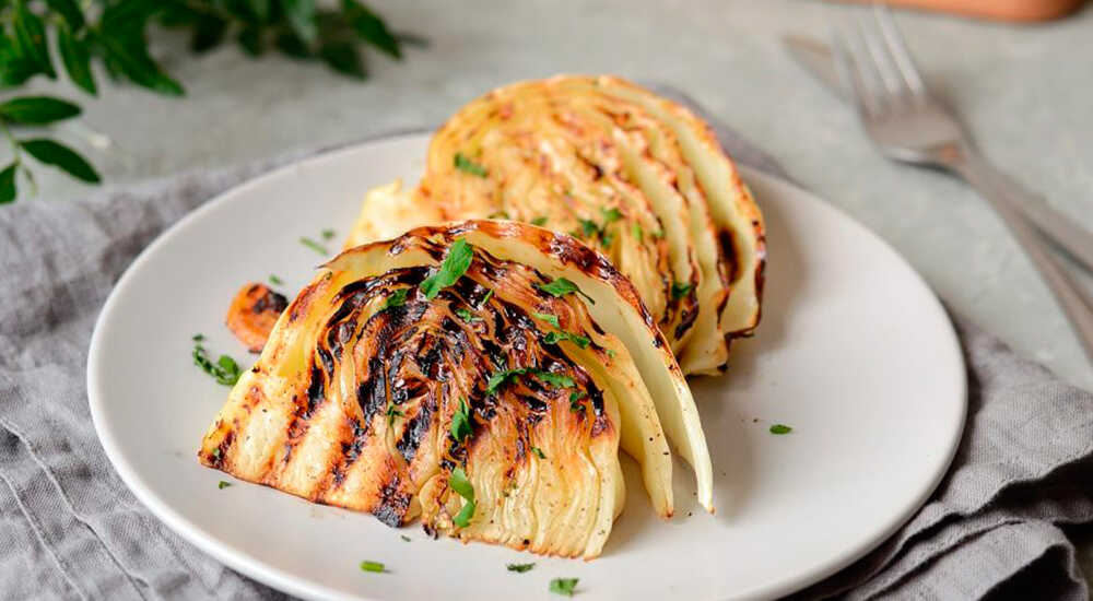 Капуста приготовленная на гриле Белокочанная капуста на гриле