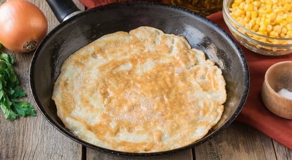 Яично-крахмальная лепёшка для салата Блинчик на сковороде