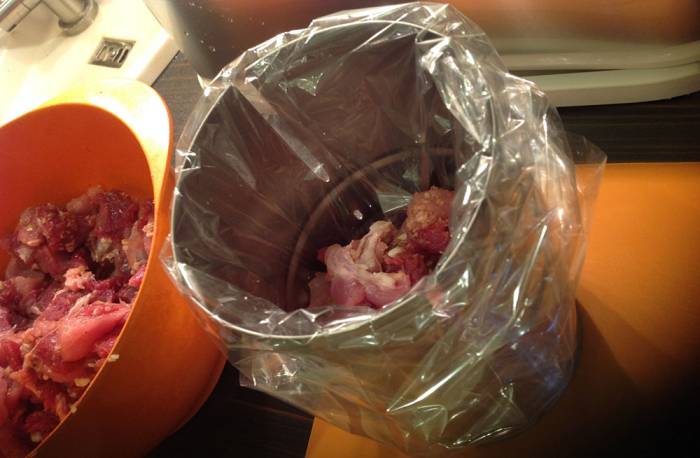 Заполнение мясом бобра ветчинницы Бобрятина и ветчинница