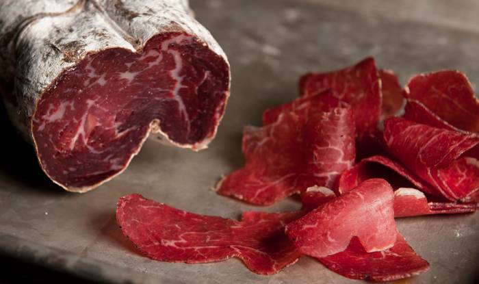 Как выглядит брезаола Брезаола на столе