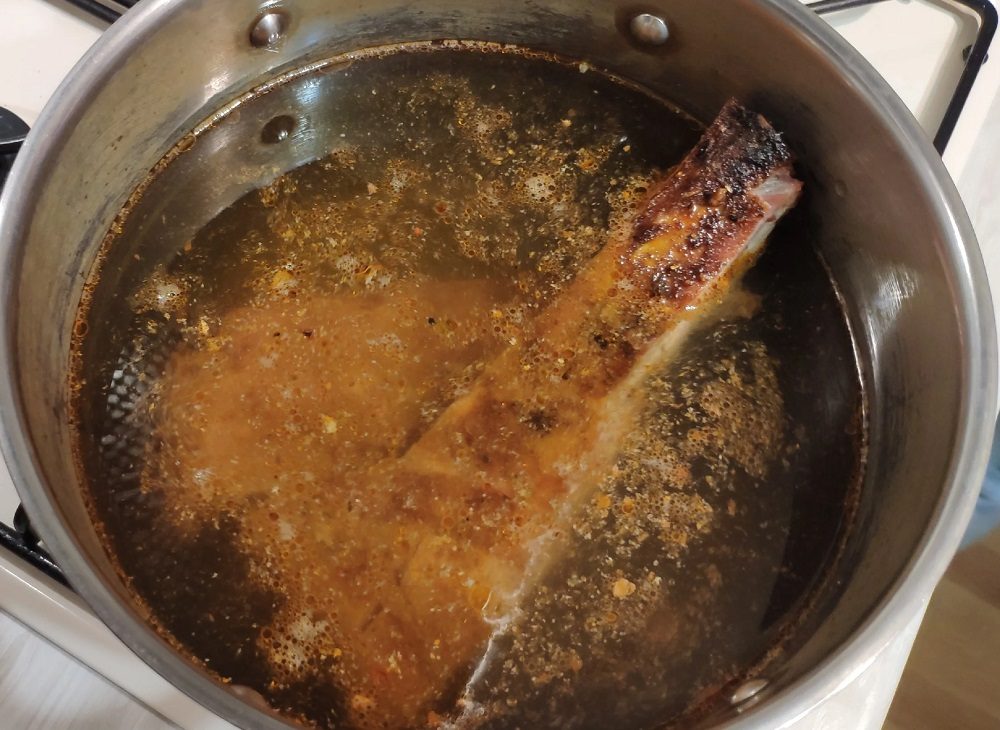 Приготовление бульона для солянки с копчёными рёбрышками и колбасой Бульон для солянки с копчёными рёбрышками и колбасой