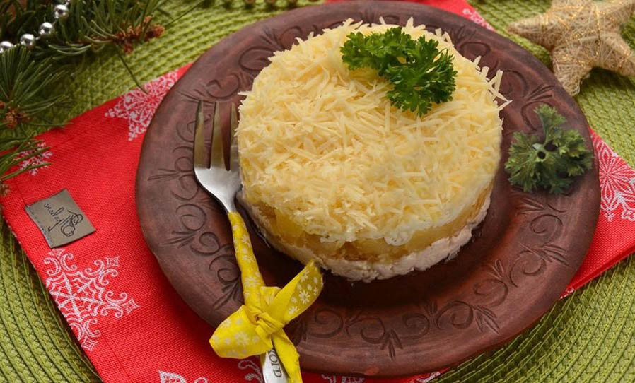 Готовый буржуйский салат с копчёной курицей и ананасами Буржуйский салат с ананасами