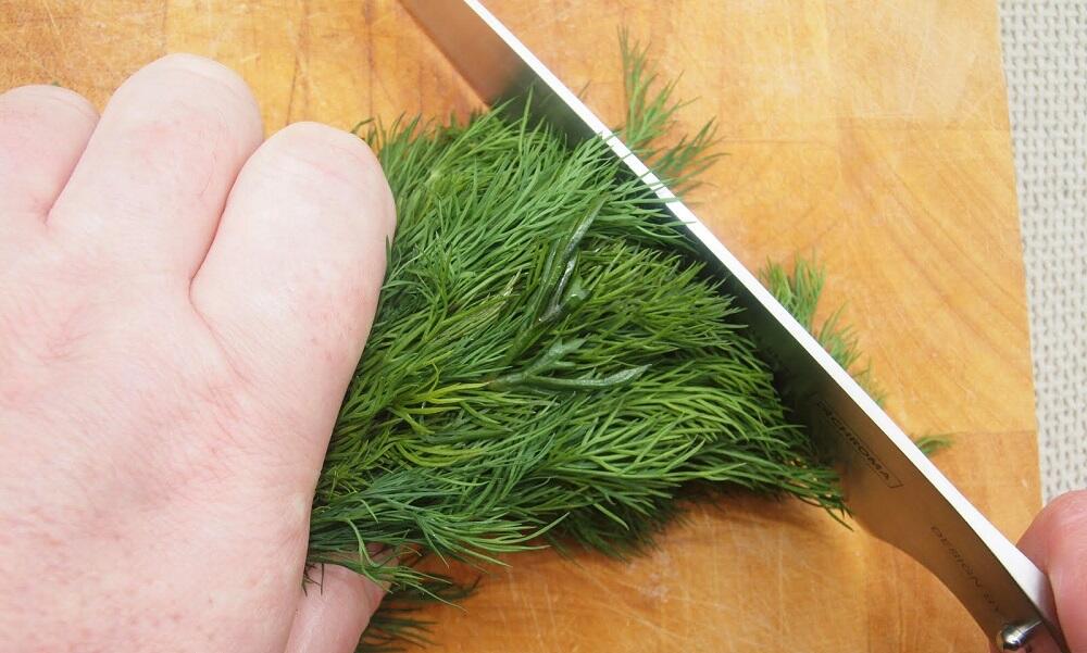 Резка укропа для засушивания Человек режет укроп