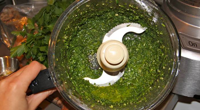 Измельчение чеснока с петрушкой в блендере Чеснок и петрушка в блендере