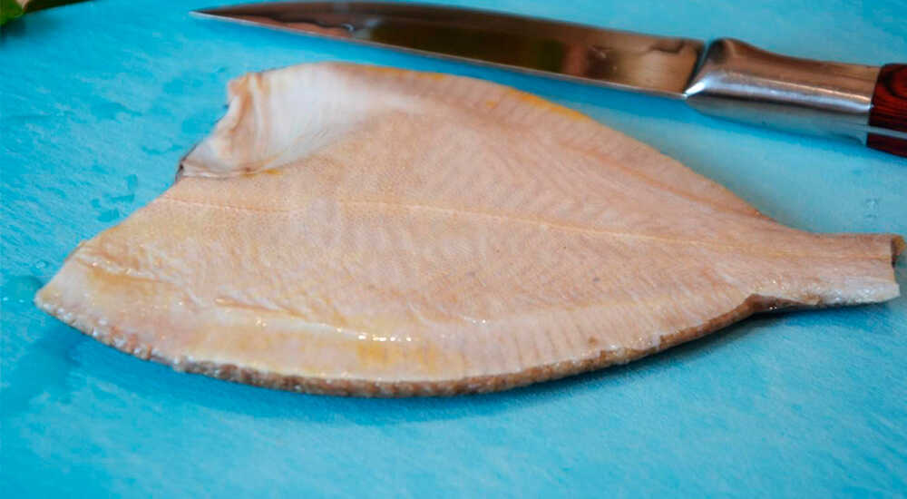 Процесс разделки тушка камбалы Чистка и разделка камбалы