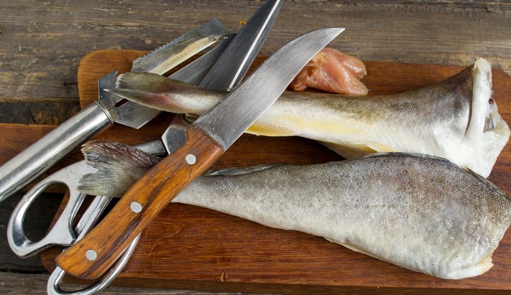 Отрезание хвоста у тушки наваги Чистка тушки наваги