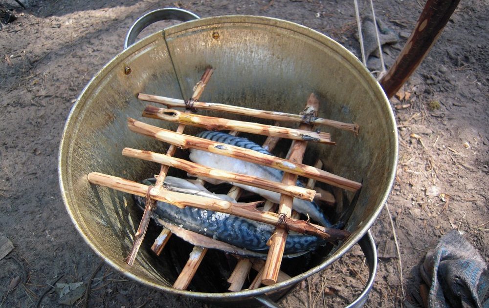 Импровизированная решётка из деревянных палочек