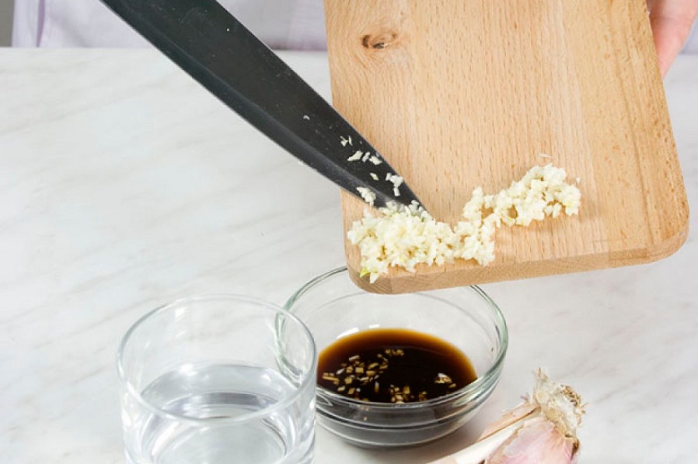 Соево-чесночный маринад для джерок Добавление измельченного чеснока в соевый соус