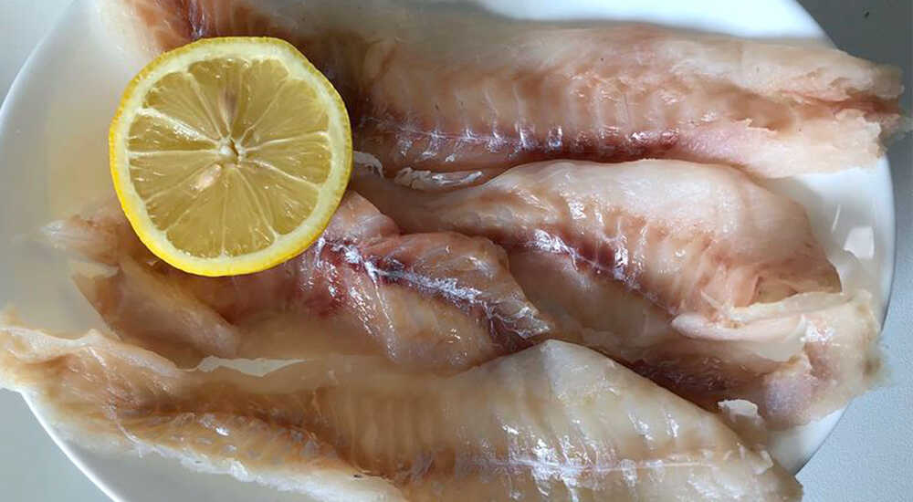 Добавление сока лимона к филе минтая Добавление лимонного сока к филе минтая