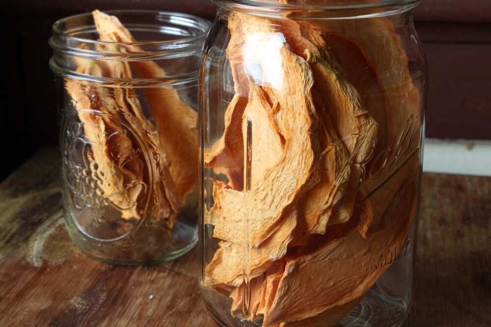 Хранение сушеной дыни в стеклянных банках Две банки с сушеной дыней