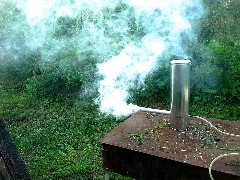 Дымогенератор с компрессором в действии Дымогенератор с компрессором