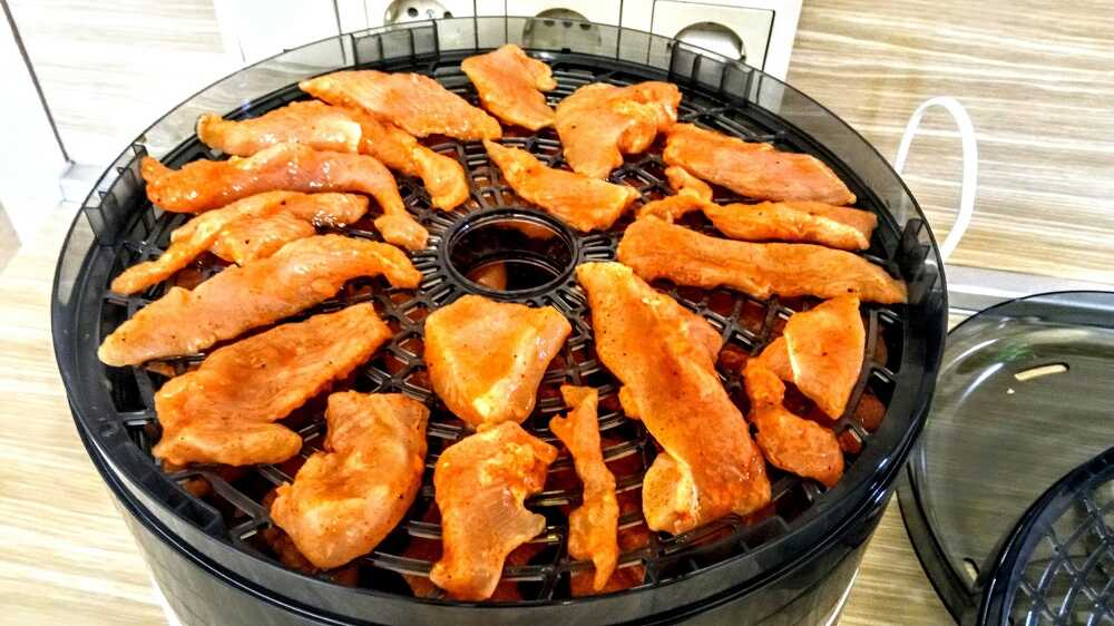 Чипсы из курицы готовятся на электросушилке Джерки из курицы на сушилке