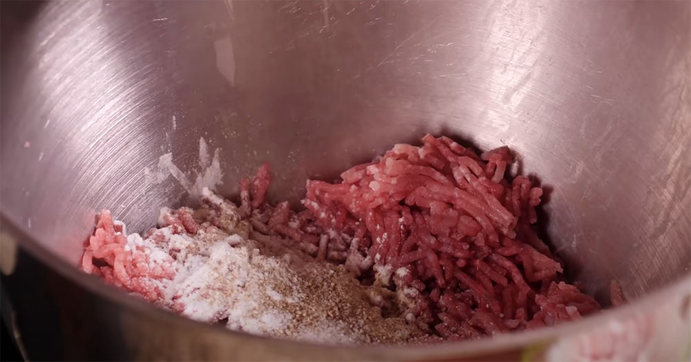 Добавление специй в фарш Фарш для сервелата и специи