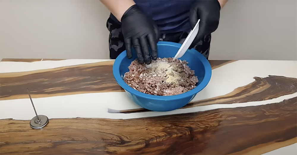 Добавление специй в фарш для краковской колбасы по рецепту 1938 года Фарш и специи для краковской колбасы по рецепту 1938 года