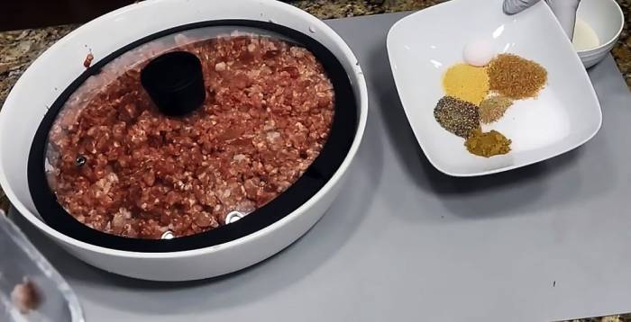 Приготовление начинки для краковской колбасы в духовке Фарш и специи для краковской колбасы в духовке