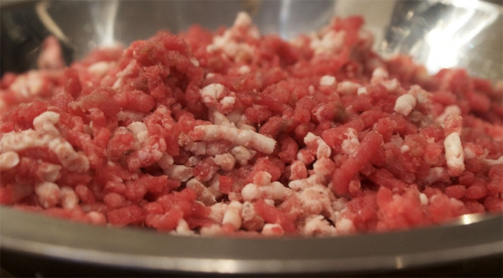 Смешивание фарша из оленины и свинины Фарш из оленины и свинины