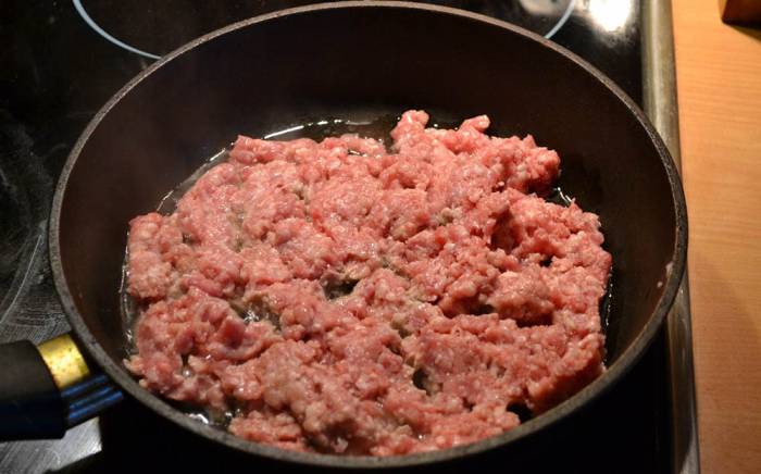 Обжаривание фарша на сковороде Фарш на сковороде