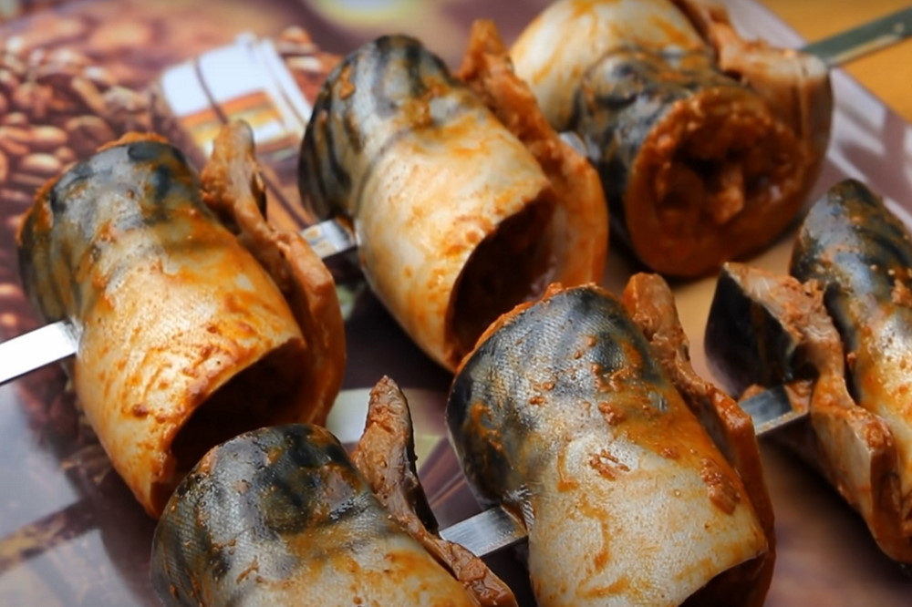 Куски скумбрии нанизаны на шампур Куски скумбрии в маринаде нанизаны на шампур