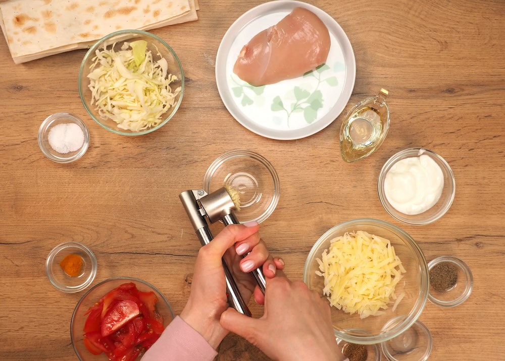 Ингредиенты для приготовления классической сырной шаурмы Филе, сыр, помидоры, капуста