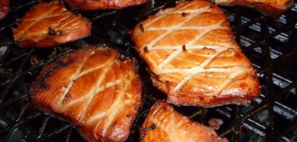 Филе тунца горячего копчения, приготовленное на мангале Филе тунца горячего копчения