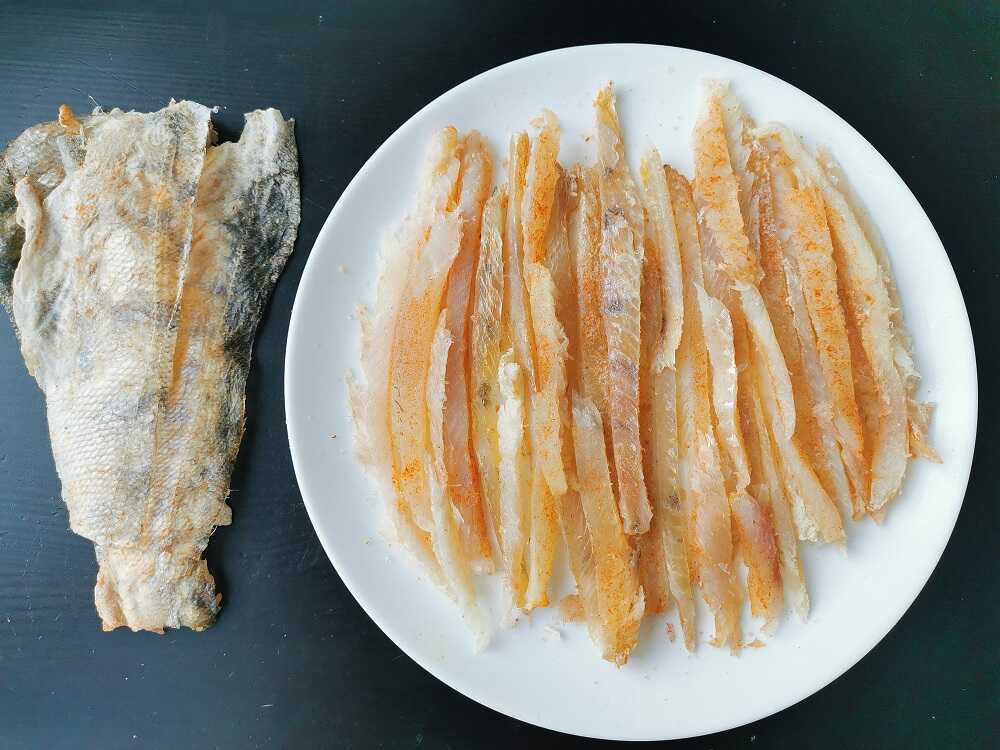 Кусочки вяленого судака Филе судака на блюде