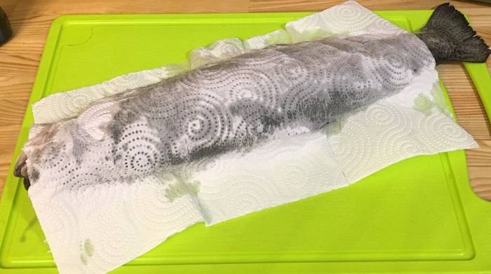 Промакивание форели бумажными полотенцами Форель и бумага
