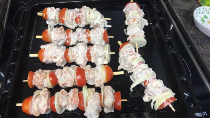 Шашлычки из форели на противне Форель с помидором и луком