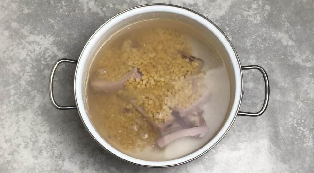 Горох с копчёными рёбрышками в кастрюле с водой Горох с рёбрышками