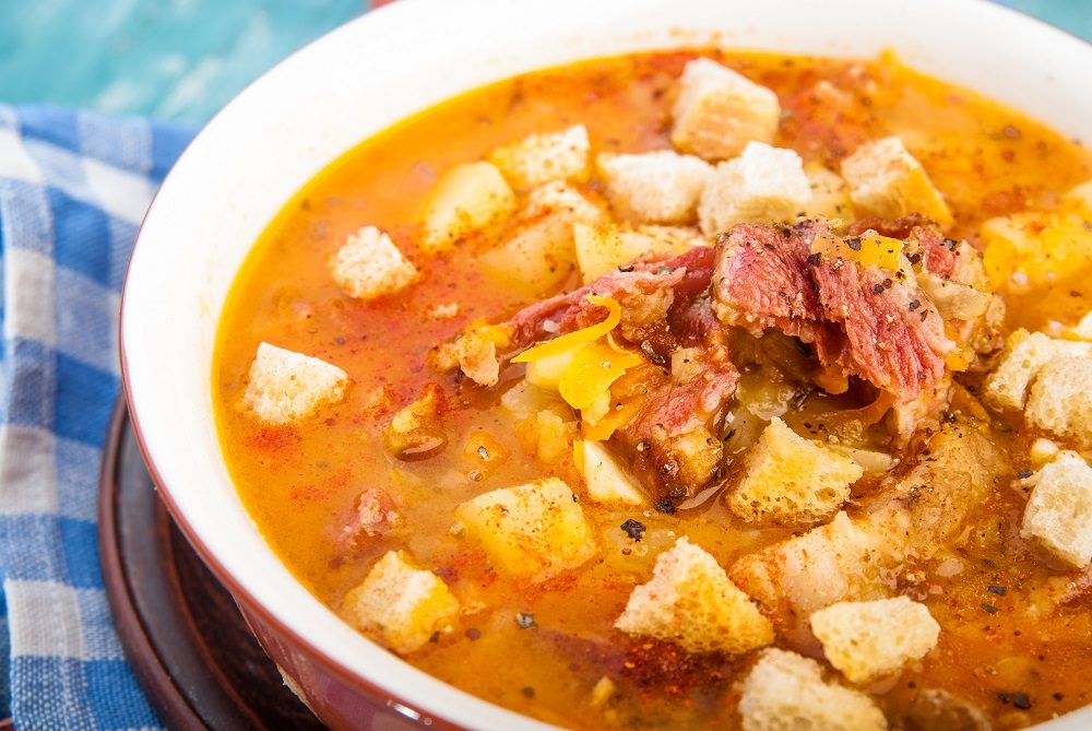 Гороховый суп с копчёной курицей, сухариками и водочкой Гороховый суп с копчёной курицей, сухариками