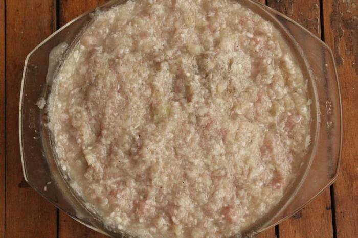 Добавление риса и бульона к фаршу Говядина, бульон, рис, лук