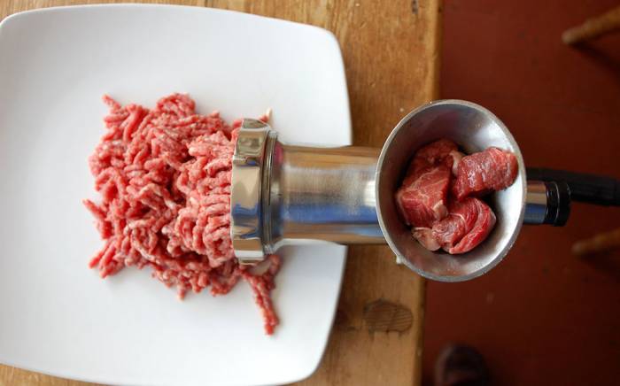 Измельчение говядины с помощью мясорубки Говядина для тутырмы