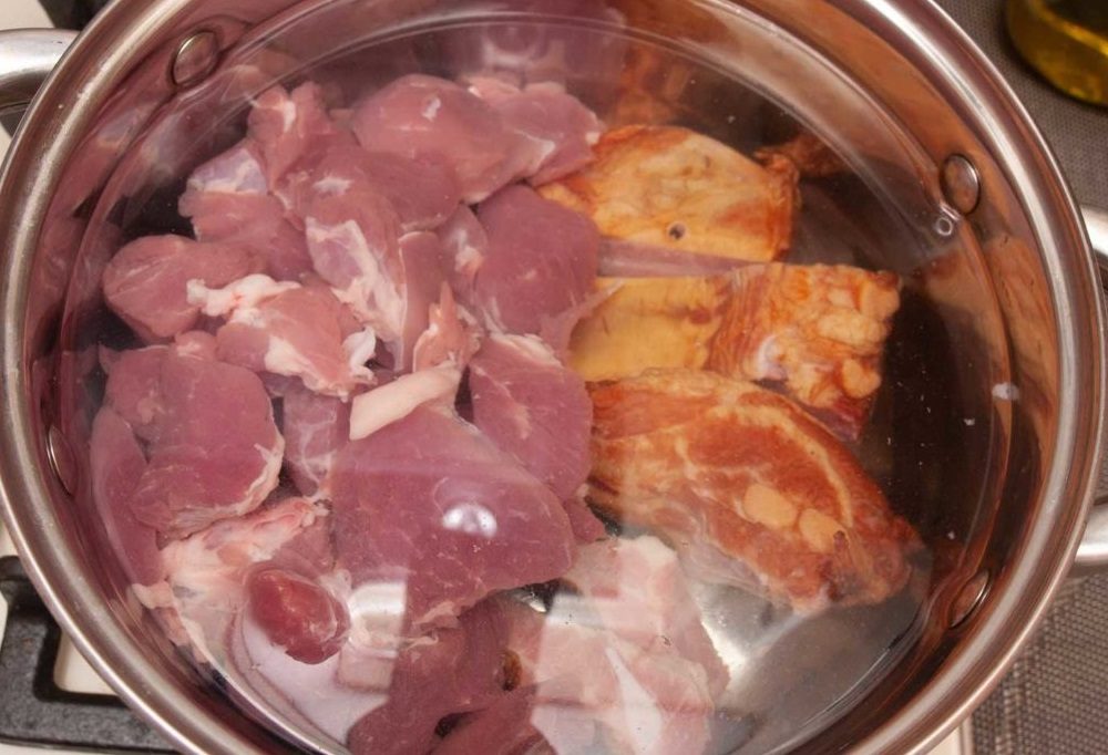 Приготовление мясного бульона из говядины и свиных рёбер Говядина и копчёные рёбра в воде