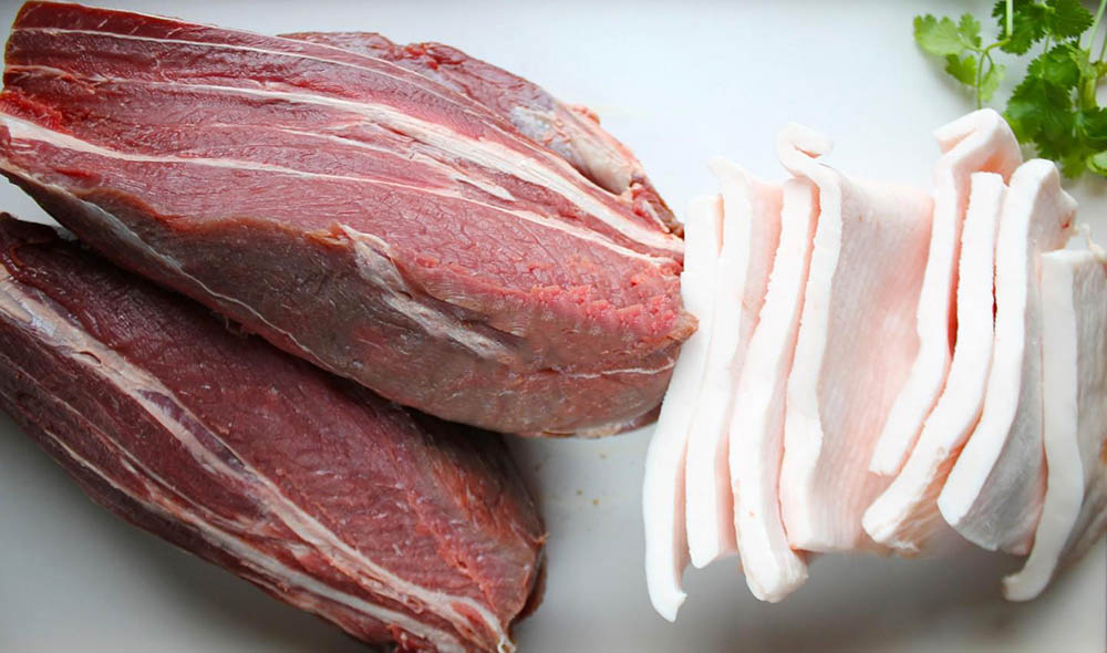 Ингредиенты для приготовления колбасы из говядины Говядина и сало