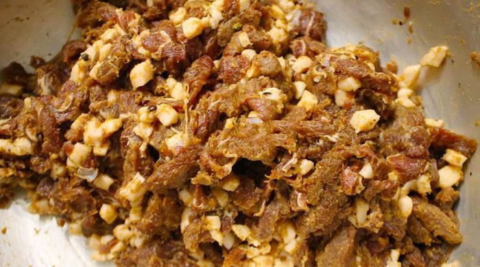 Добавление нитритной соли, сахара и специй к говядине и салу Говядина, сало и специи