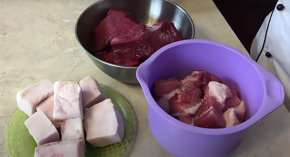 Ингредиенты для приготовления брауншвейгской колбасы Говядина, свинина и шпик