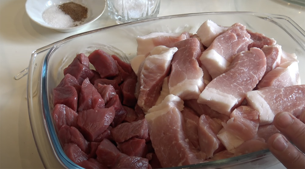 Ингредиенты для приготовления варёной колбасы из говядины и свинины Говядина, свинина с салом, специи