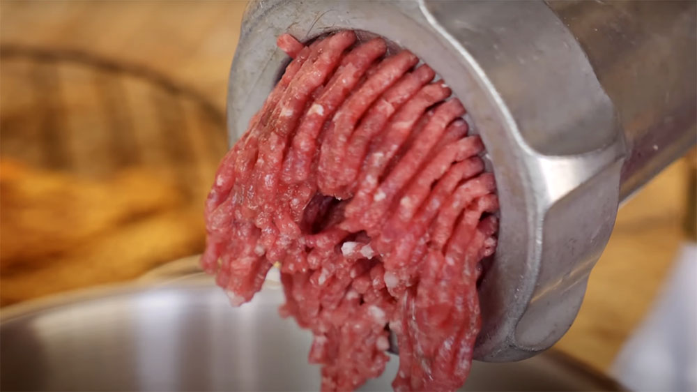 Прокручивание мяса в мясорубке Говядина в мясорубке